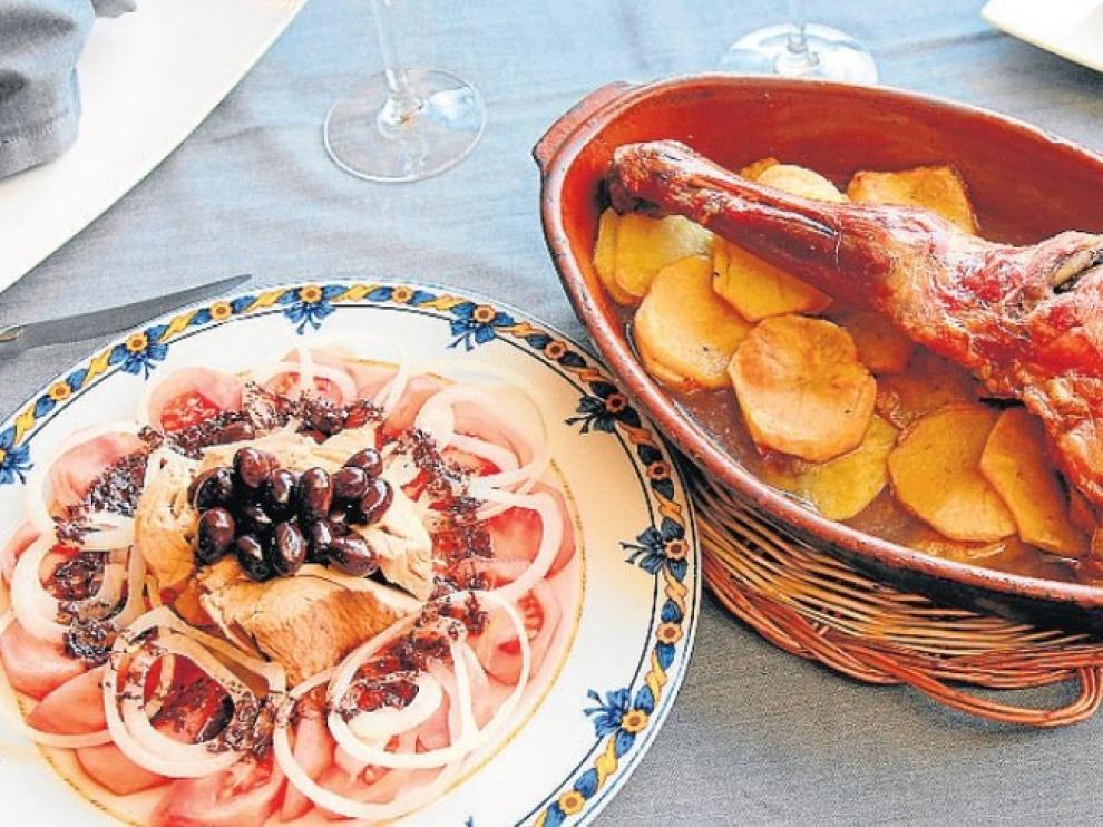 Ensalada del Rincón, con tomate y bonito, y el ternasco asado.