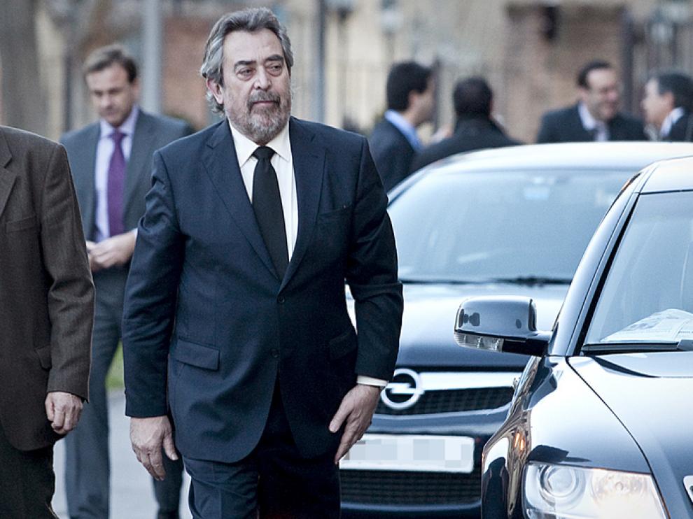 El alcalde de Zaragoza, junto a su coche oficial.