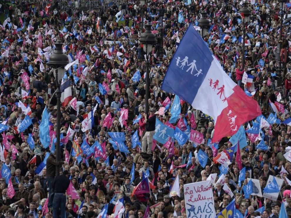 Miles de manifestantes en París