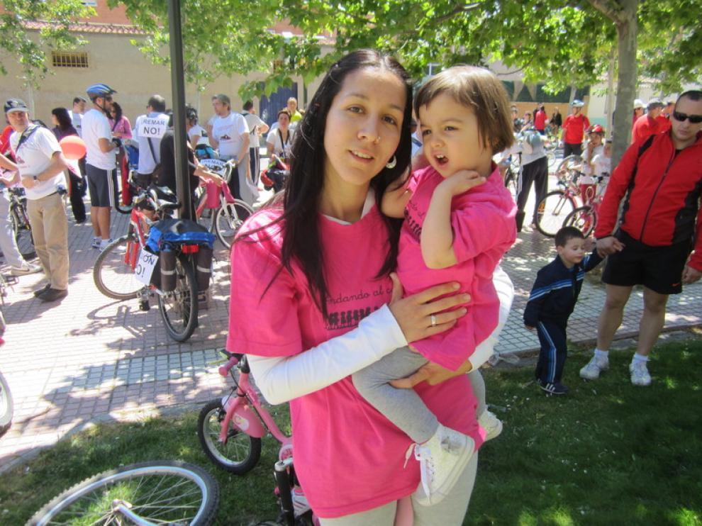 Tania Novoa y su hija con las camisetas de la plataforma Andando al Cole