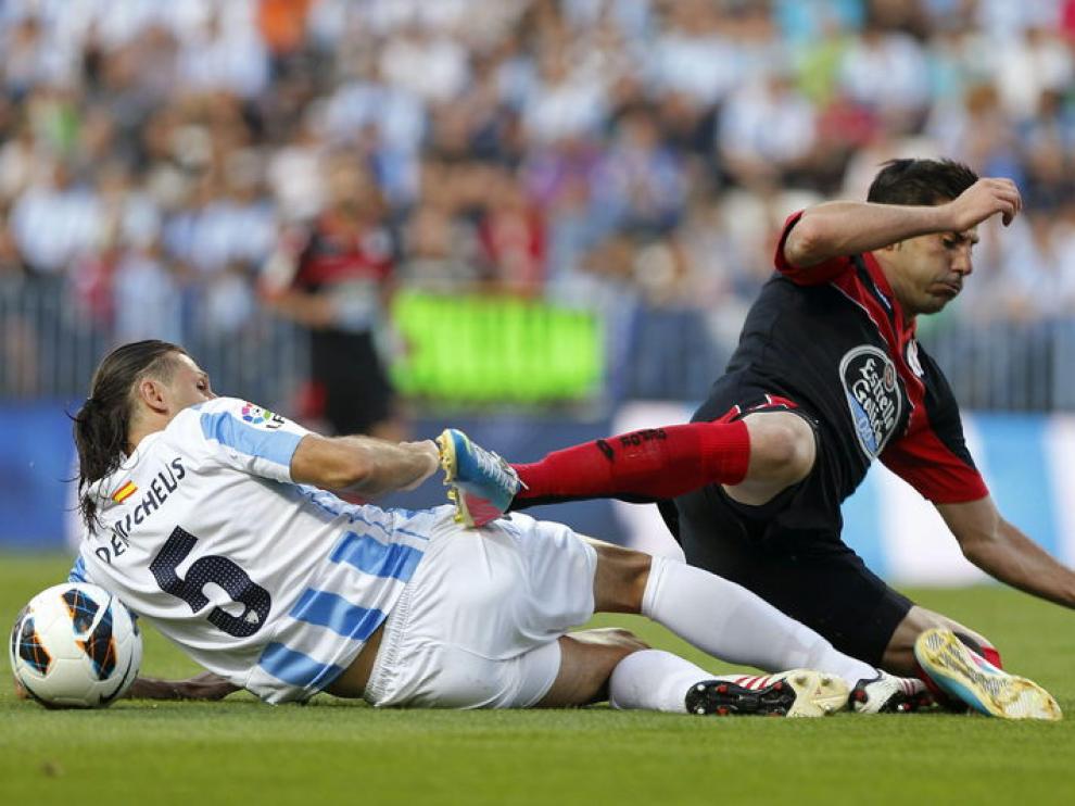 El delantero del Dépor Riki, junto al malaguista Martin Demichelis.
