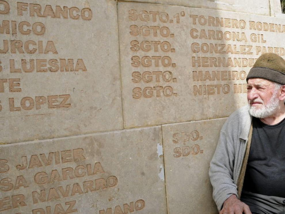 Monumento a las víctimas del Yak 42 en el lugar del accidente y el campesino propietario del terreno