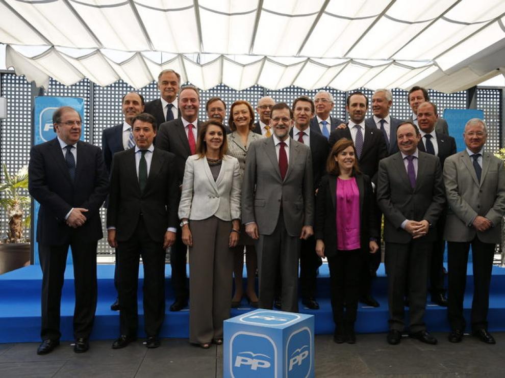 Foto de familia del presidente del Gobierno y con los barones del PP