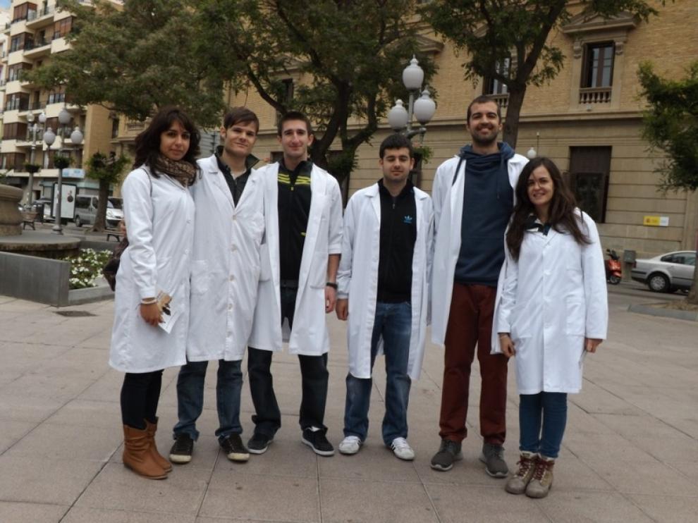 Los alumnos de Nutrición aconsejan a los viandantes en la plaza de Navarra sobre cómo llevar una mejor dieta.
