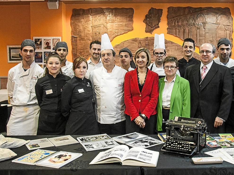 Teresa Fernández y María Teresa Soro, en el centro, junto a profesores y alumnos del Topi.