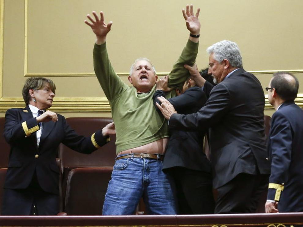 Un grupo de preferentistas gallegos desalojado del Congreso
