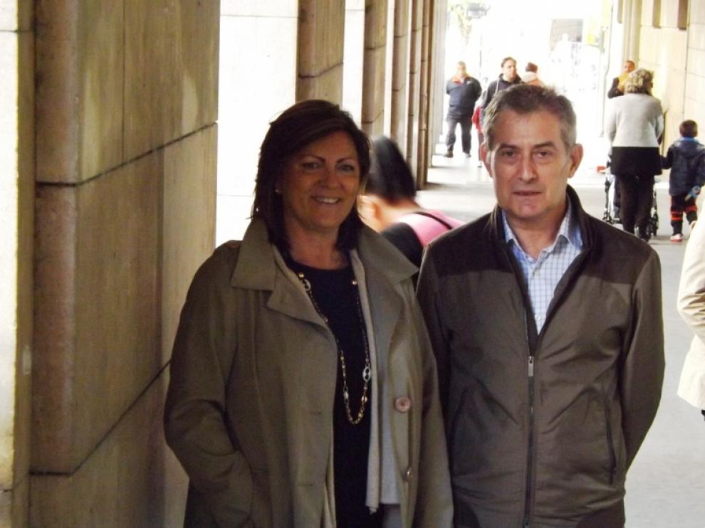 A la izquierda, Toñi Garcés, una de las promotoras, junto a Mariano Gavin, presidente de la nueva asociación para enfermos neurológicos de Huesca