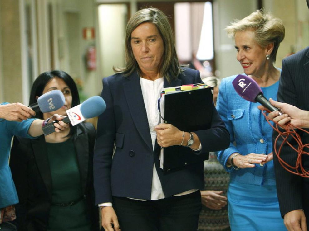 Ana Mato en los pasillos del Congreso