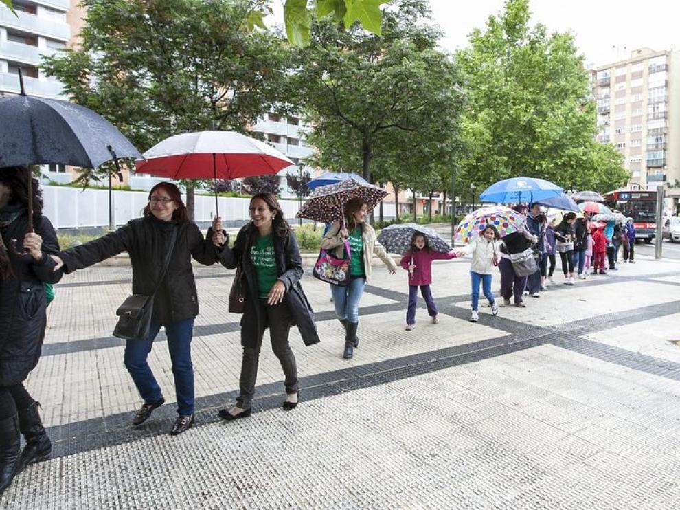 La Asociación de Padres de la Margen Izquierda hicieron este miércoles una cadena humana en defensa de la educación pública