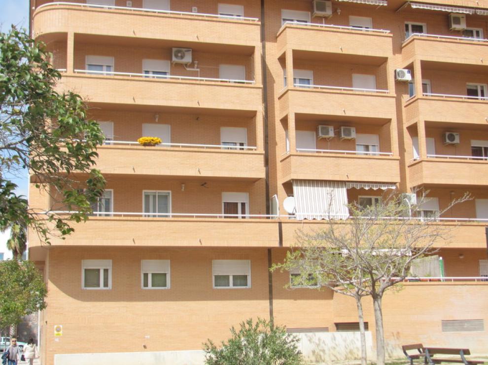 Grietas en el edificio de la avenida de las Estrellas en Valdefierro