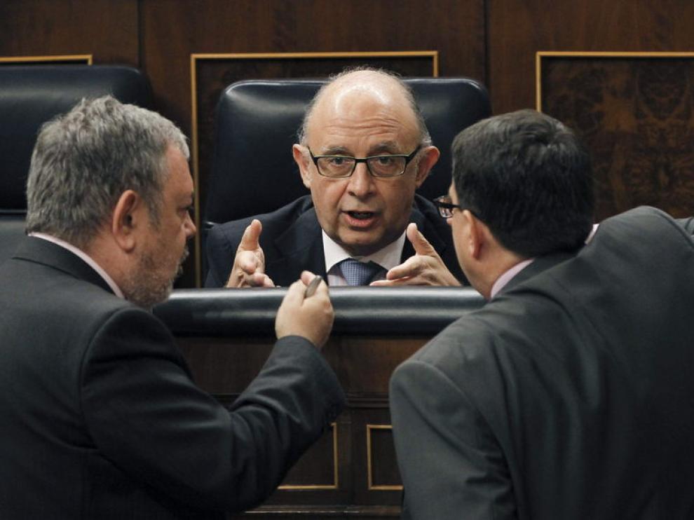 Montoro, en el centro, durante el pleno en el Congreso