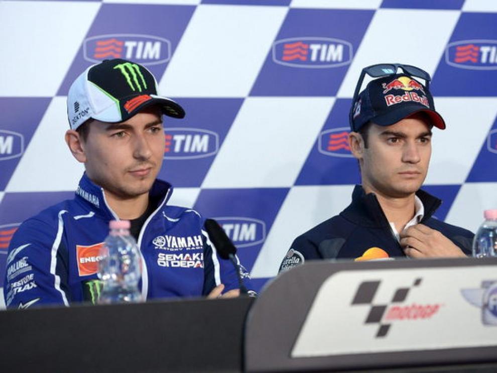 Pedrosa en el centro junto a Lorenzo y Rossi