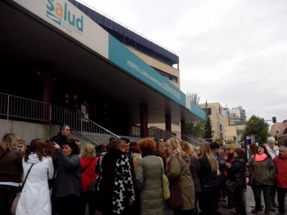 Los empleados en huelga han protagonizado este viernes sendas pitadas ante las puertas del Servet y el Clínico