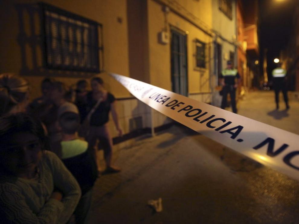 Cordón policial cerca del domicilio de Algeciras donde fueron hallados los cuerpos