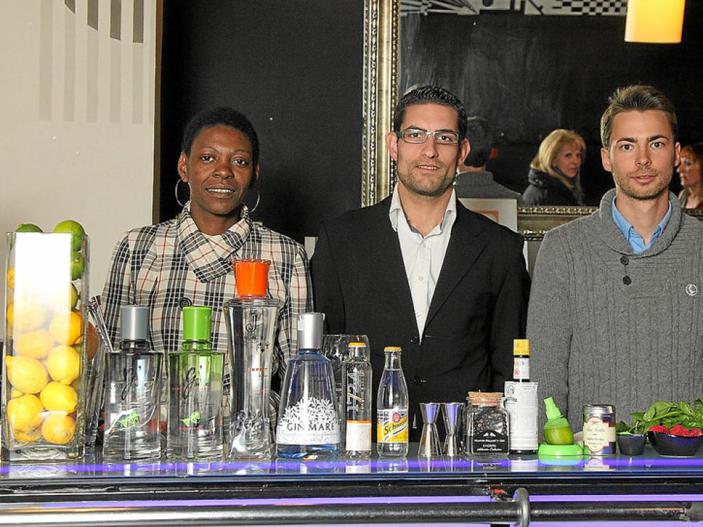 Mayte Anchouet, José Manuel Romeo y Diego García, con los productos que se cataron en Guateque