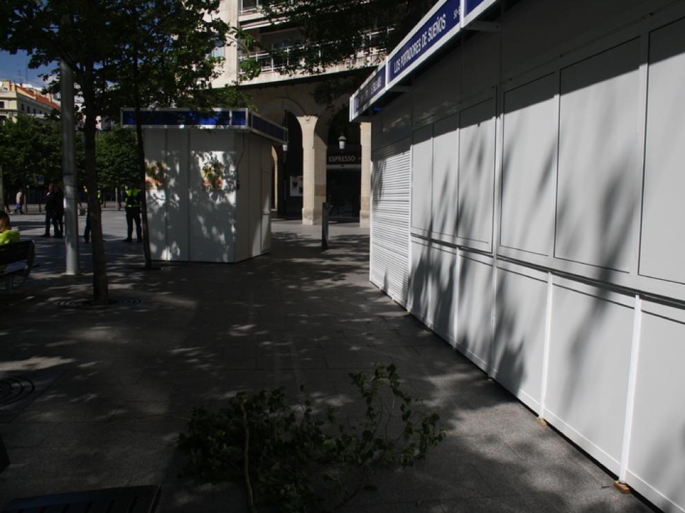 Caseta desplazada por el viento en la Feria del Libro