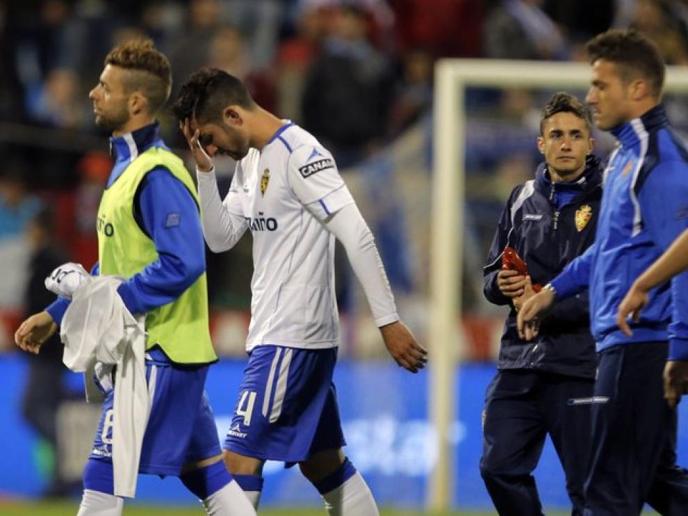 Desolación de los jugadores del Real Zaragoza después de consumarse el descenso