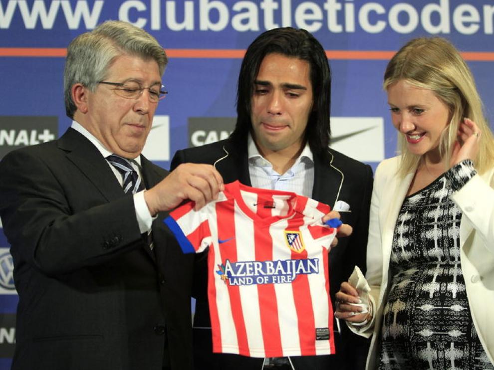 Cerezo posa con Falcao y su mujer