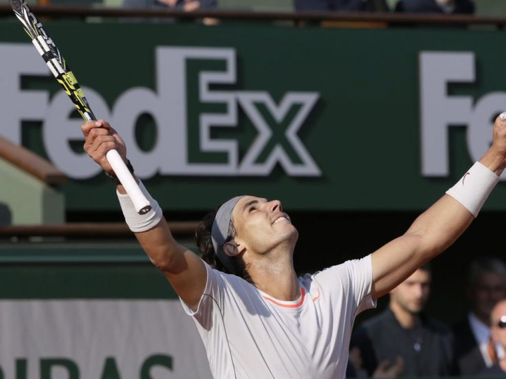 Nadal alza los brazos como signo de victoria