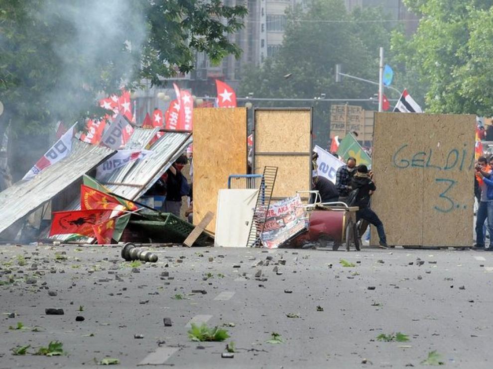 Barricadas de manifestantes frente a la Policía en Ankara