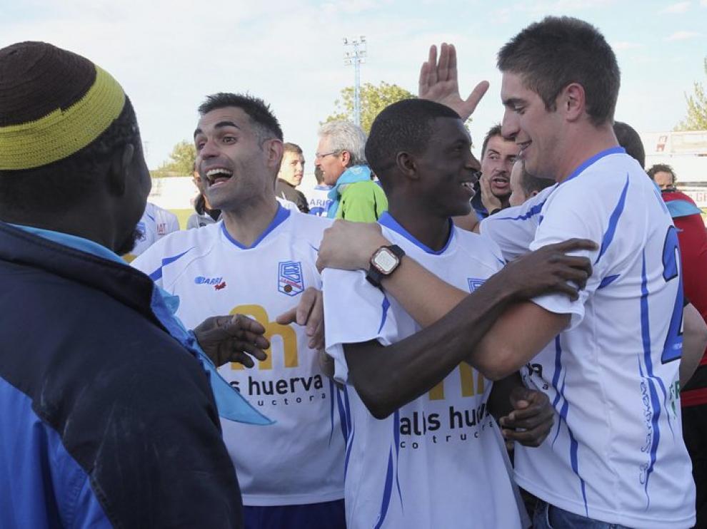 Alegría en el Sariñena tras conseguir el ascenso