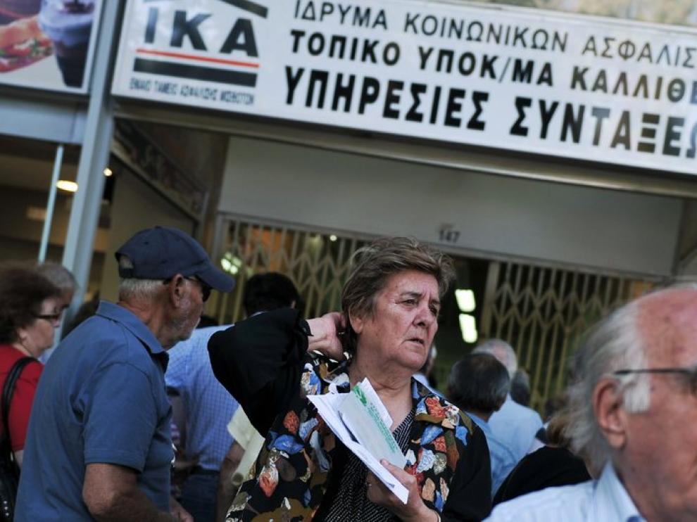 Varios jubilados griegos en Atenas