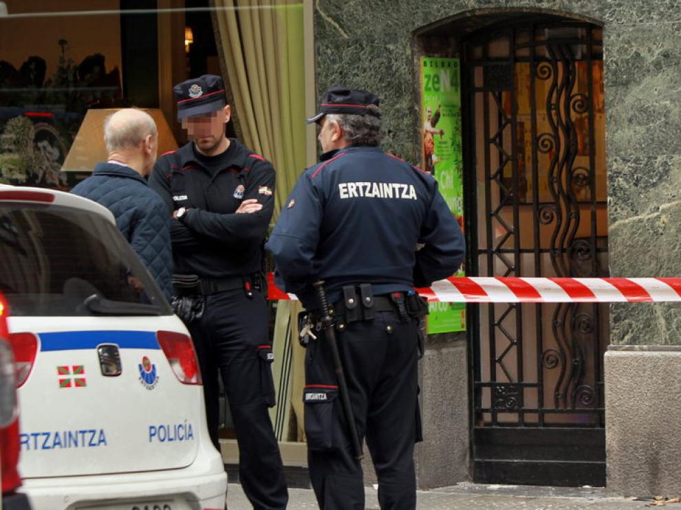 La Ertzaintza inspecciona el gimnasio de Bilbao en el que han aparecido restos humanos