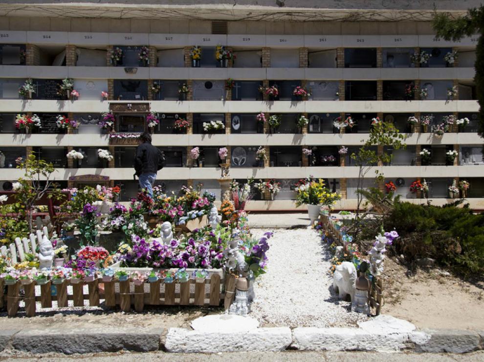 Un pequeño jardín levantado delante de una tumba gitana en el cementerio de Torrero