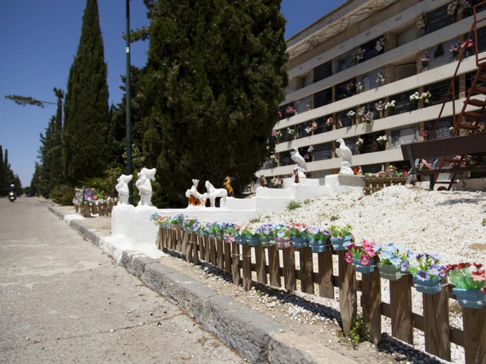 Tumbas en el cementerio de Torrero
