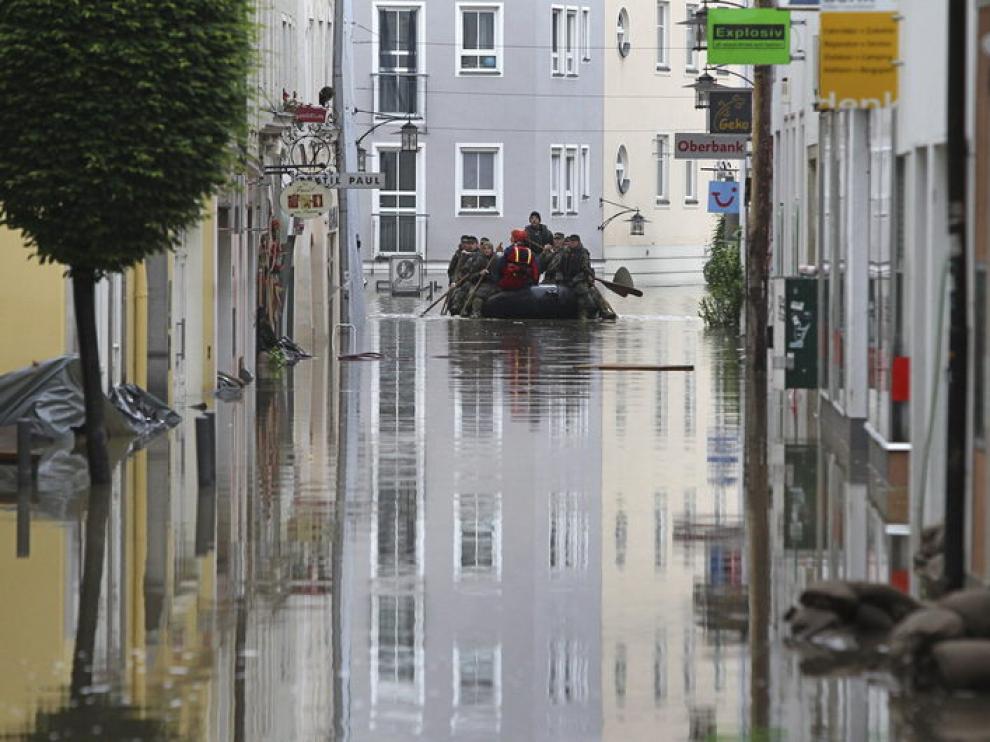 Un grupo de soldados circula en barca por las calles de Passau (Alemania).