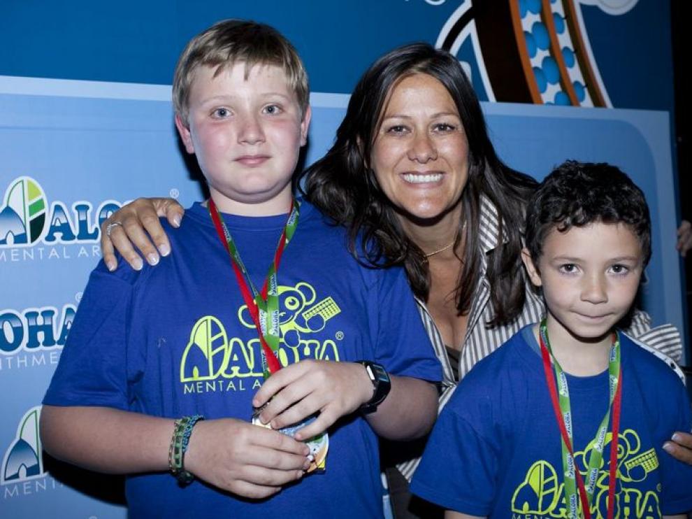 Dos de los campeones posan con la directora de ALOHA Aragón
