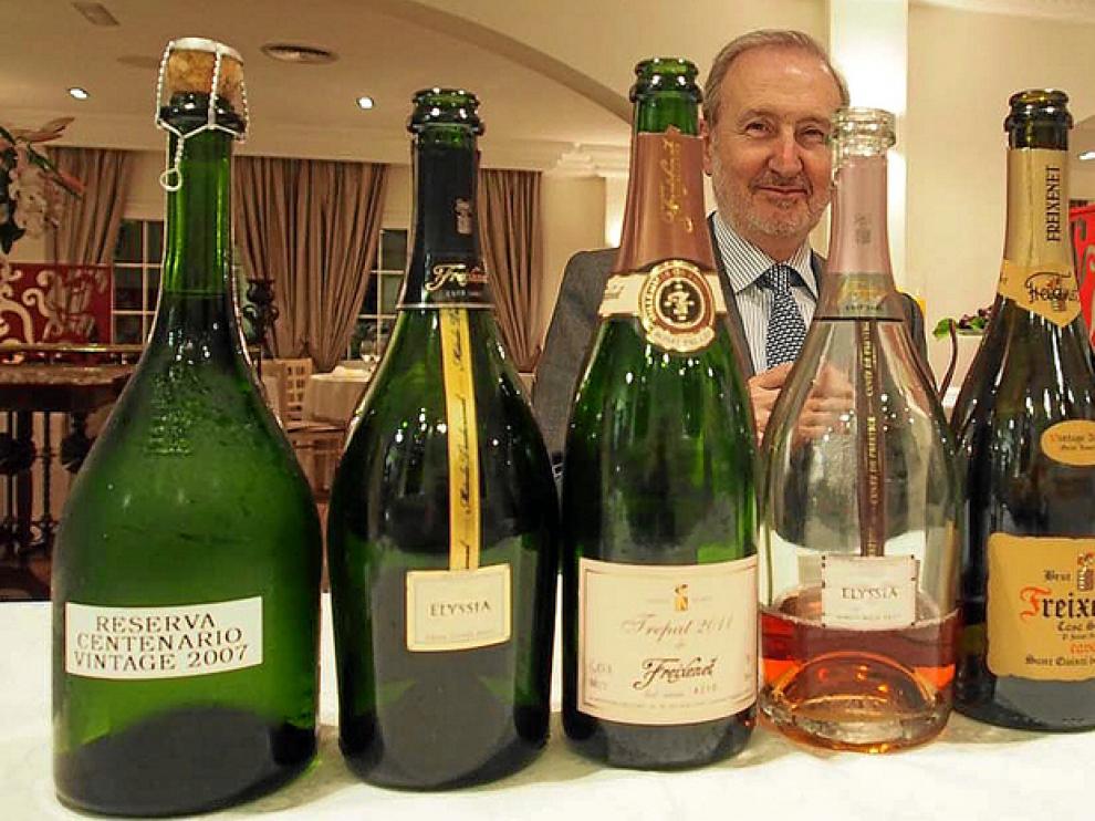 Pedro Bonet, con los cavas Cuvées de Prestige de Freixenet que se cataron en el Gayarre