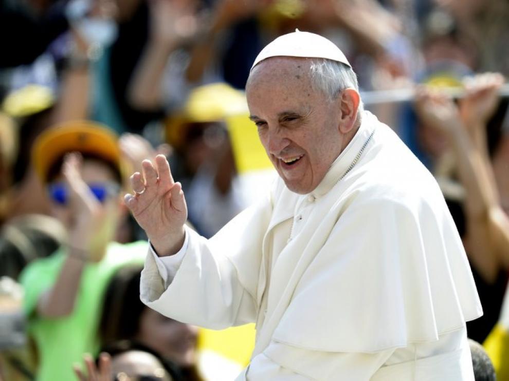 El Papa Francisco saluda a los fieles congregados en la plaza de San Pedro