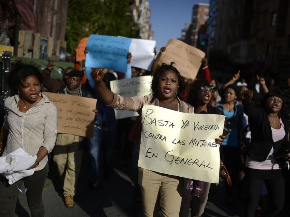 Amigas y compatriotas de la mujer nigeriana fallecida protestan en Bilbao