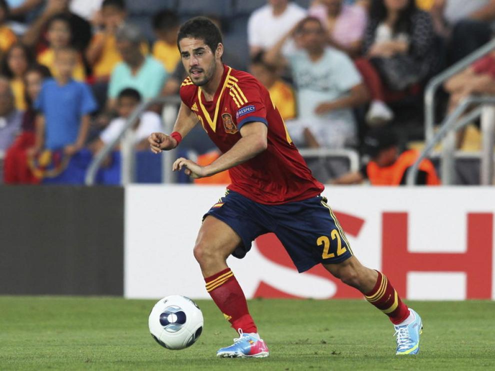 Isco controla el balón en el partido contra Rusia