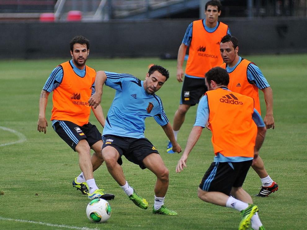 Xavi, rodeado de compañeros, en el entrenamiento de la selección