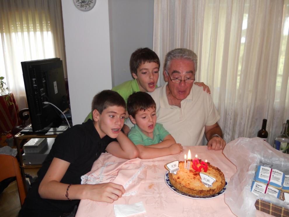 Paco Pons acompañado por sus nietos