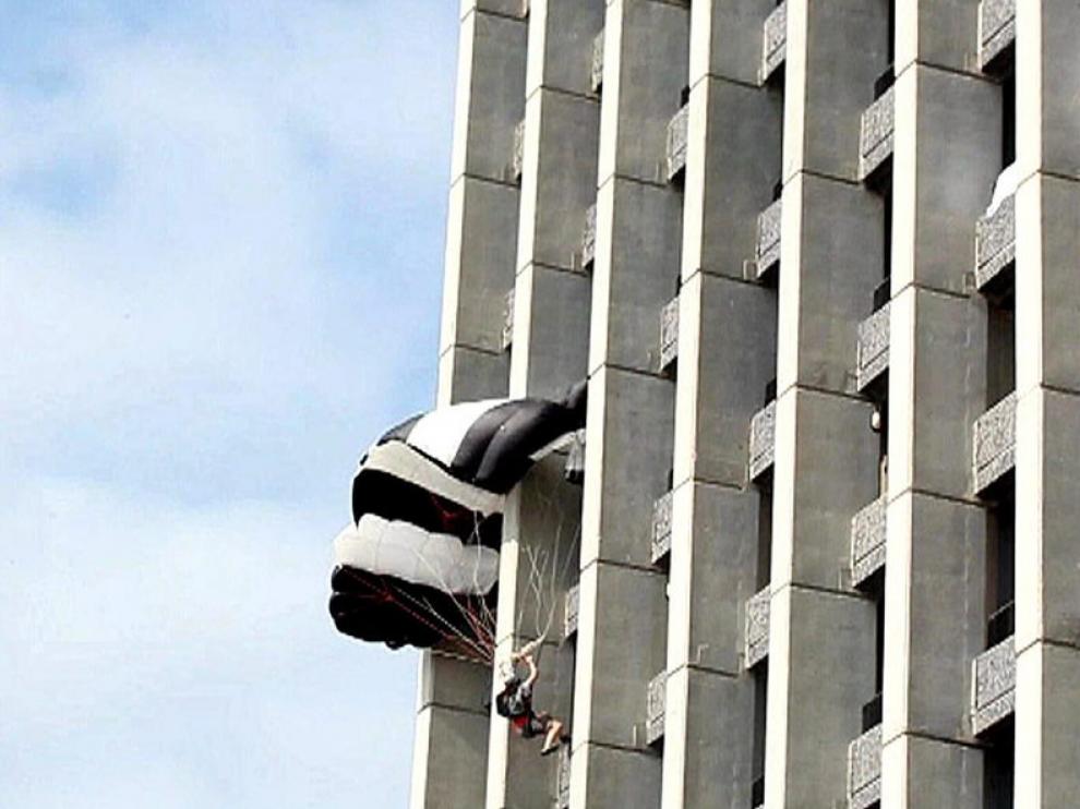 Decidió aterrizar en una de las terrazas del hotel