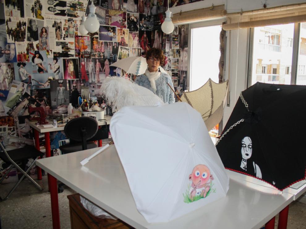 Lola Garraus en su taller de sombrillas