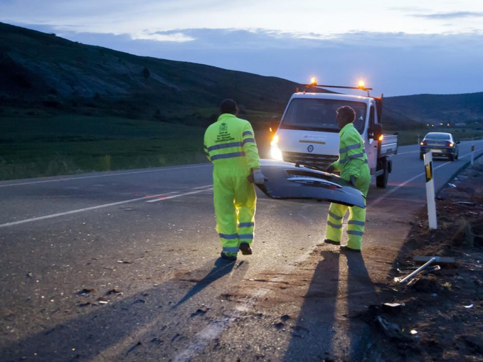 Los operarios recogen los restos del accidente