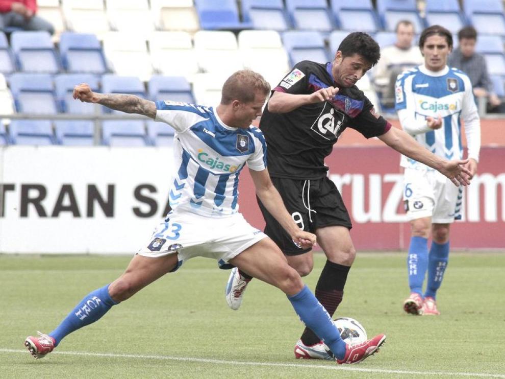 Un momento del partido entre el Huesca y el Recre