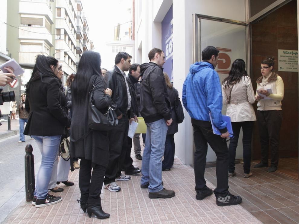 Varios jóvenes hacen cola para una entrevista de trabajo