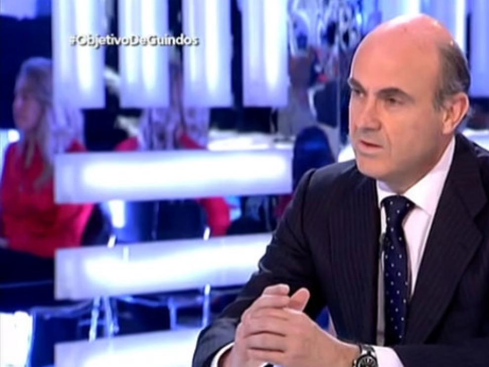 De Guindos durante la entrevista de Ana Pastor