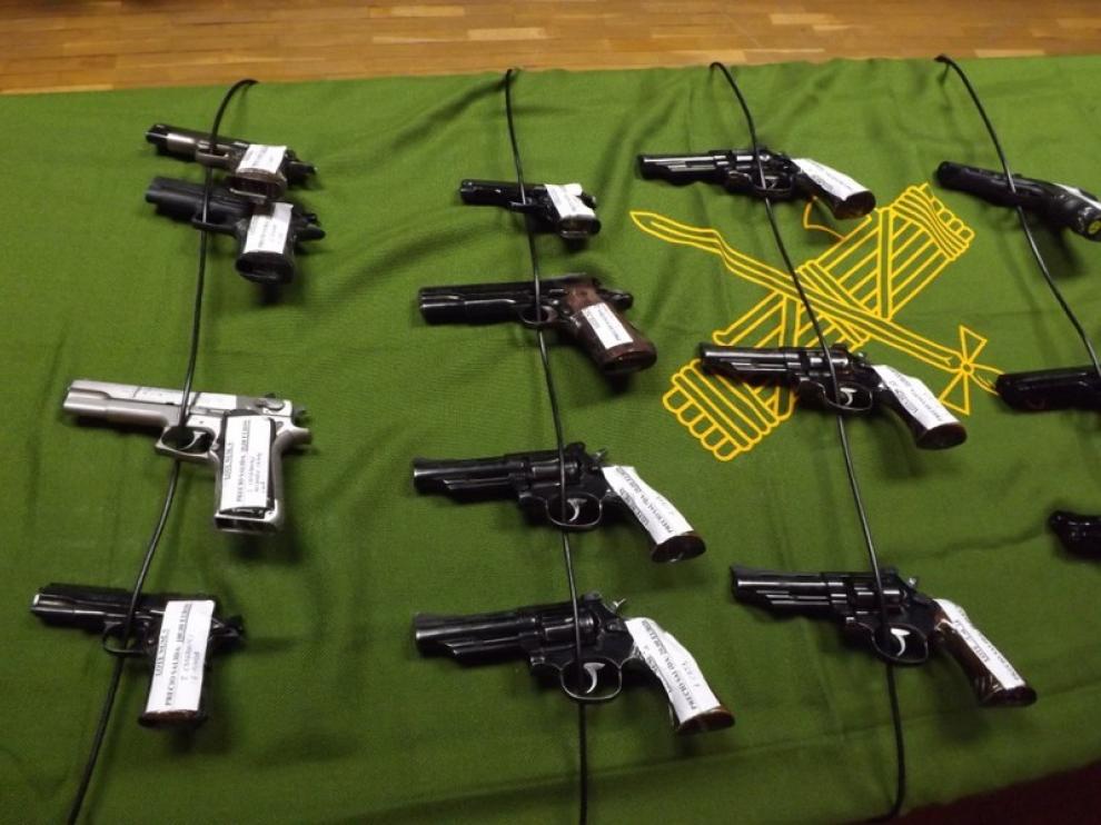 Exposición de armas antes de ser subastadas