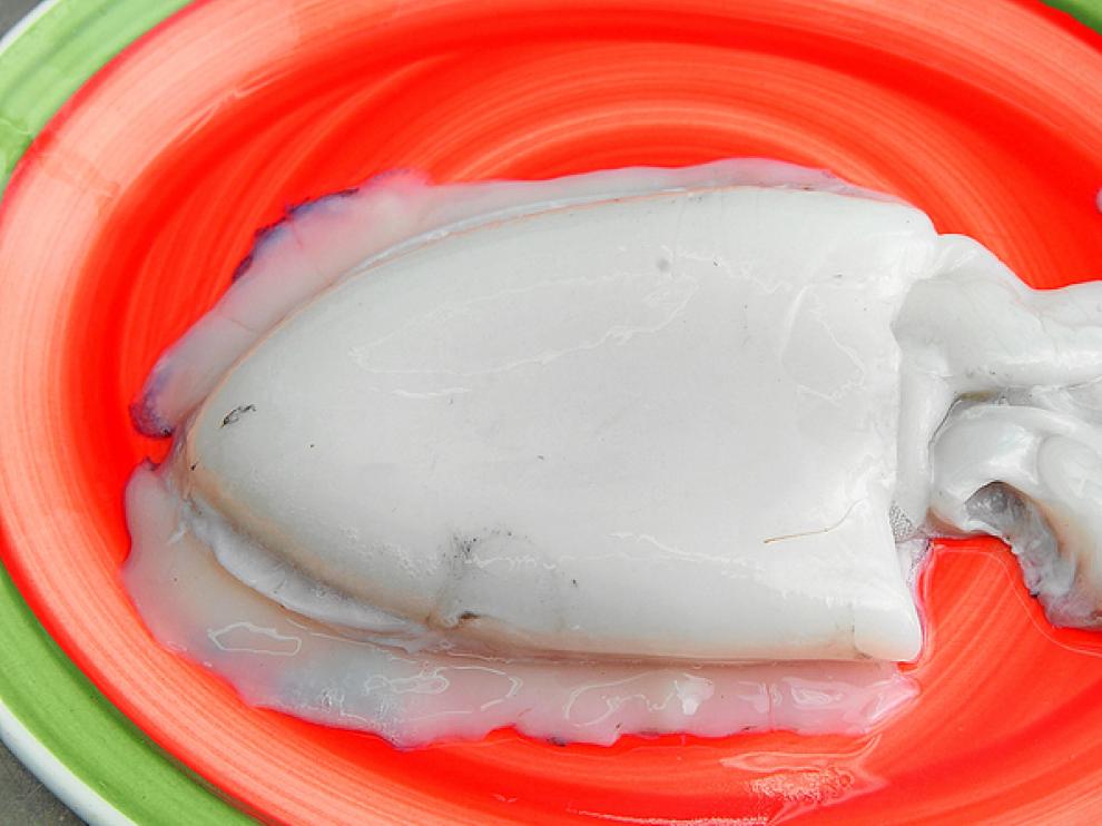 Así de fresca y reluciente llega estos días la anchoa del Cantábrico a los mercados y pescaderías.