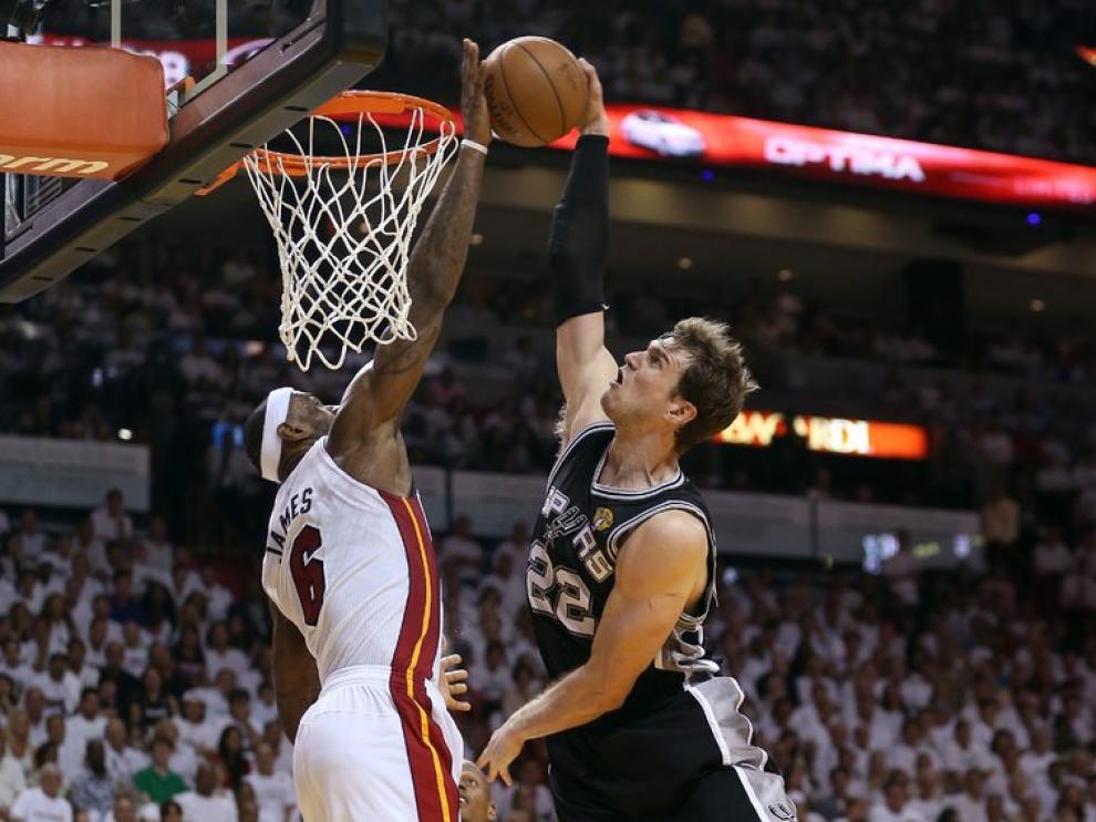James tapona la entrada a canasta de Splitter