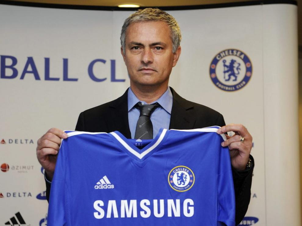 Mourinho, con la camiseta del Chelsea