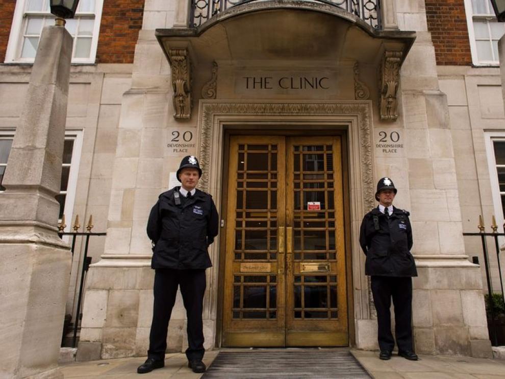 La Policía vigila la entrada al hospital donde se encuentra el duque