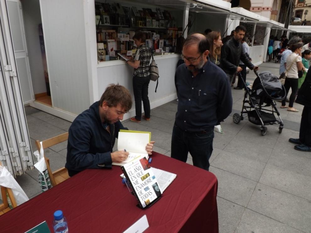 Use Lahoz firma ejemplares en Huesca