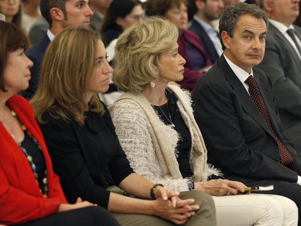 Zapatero junto a María Teresa Fernández de la Vega y Carme Chacón